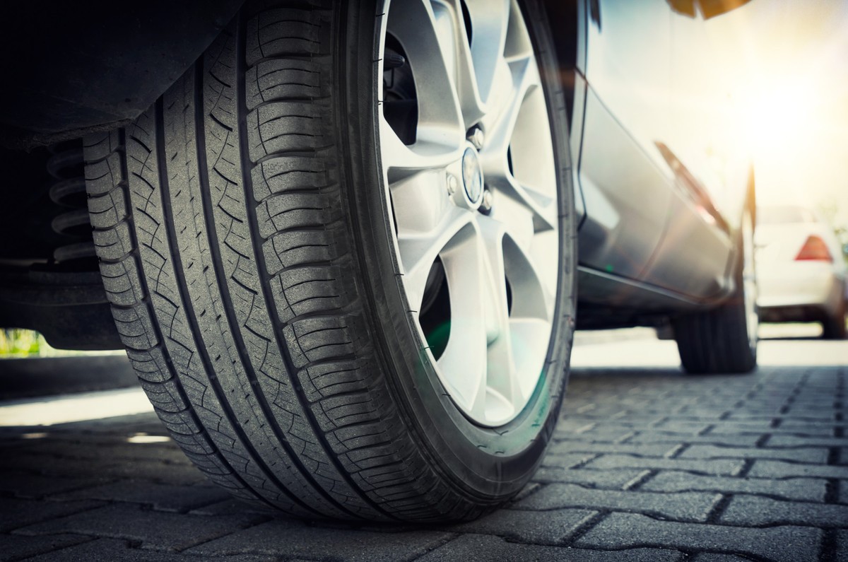 Read more about the article 4 Wheel Alignment vs 2 Wheel Alignment: What’s the Difference?