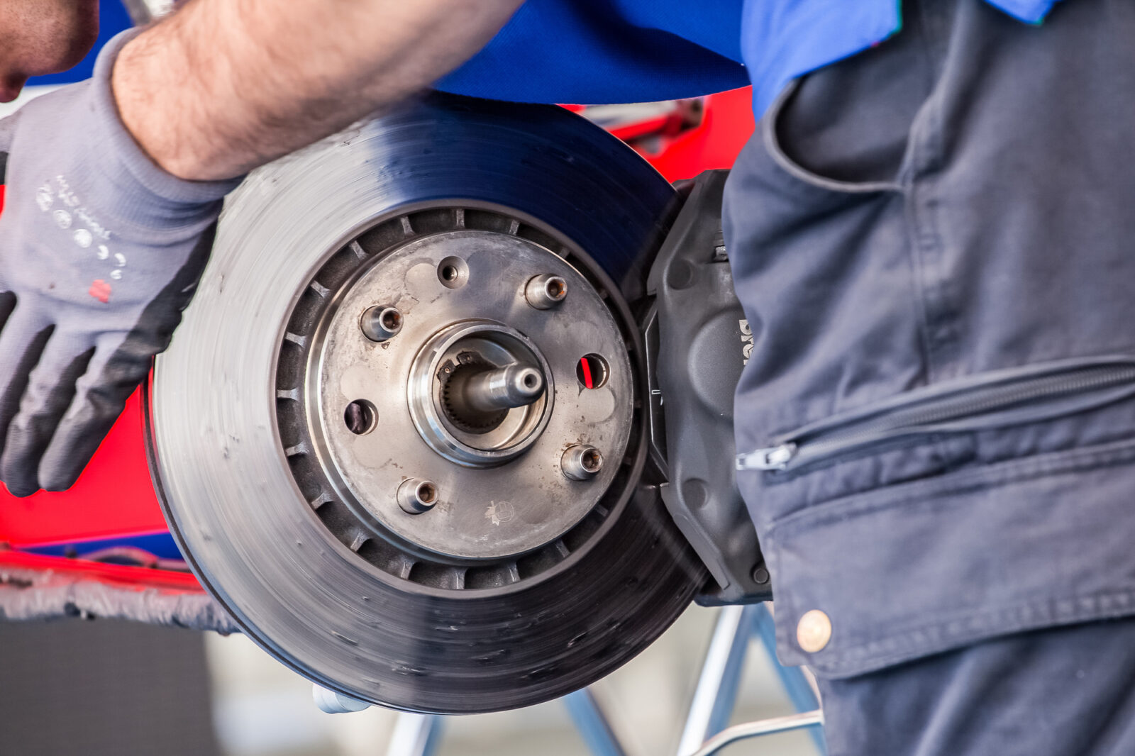 You are currently viewing How to Tell If You Need New Brakes: A Fool-Proof Guide for Drivers